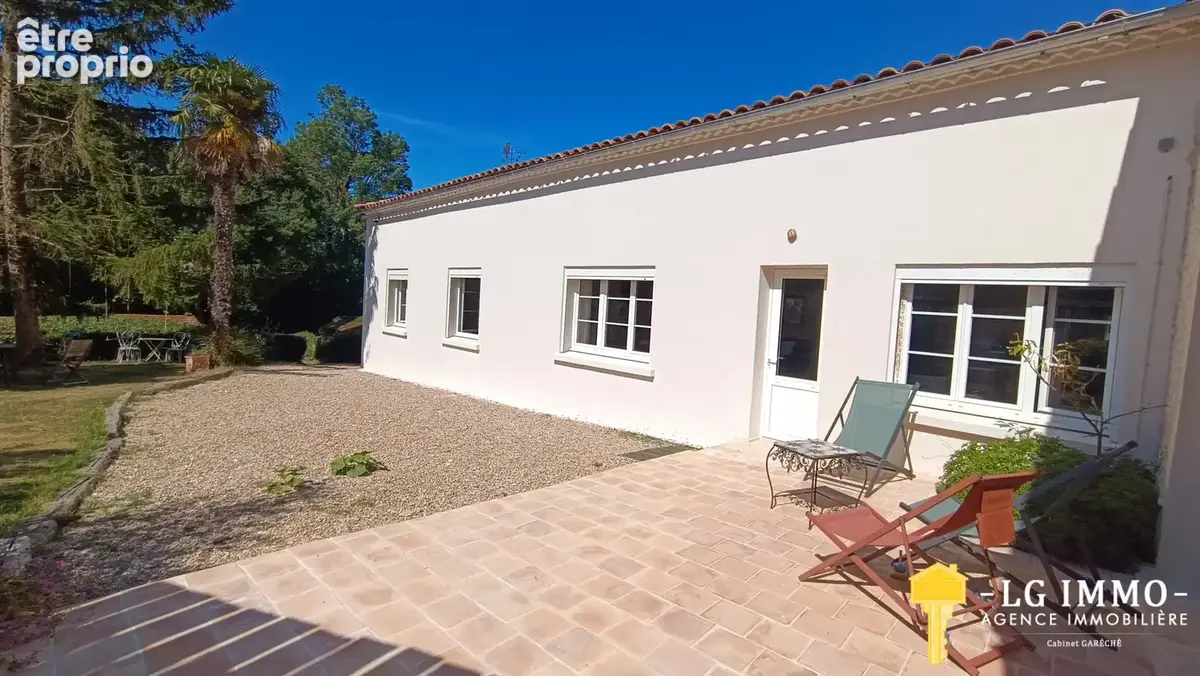 Maison en pierres rénovée de 180 m2, 5 chambres sur terrain clos et arboré de 1750 m2. - photo 2