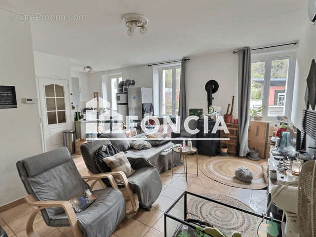 Appartement à LE CHAMBON-FEUGEROLLES