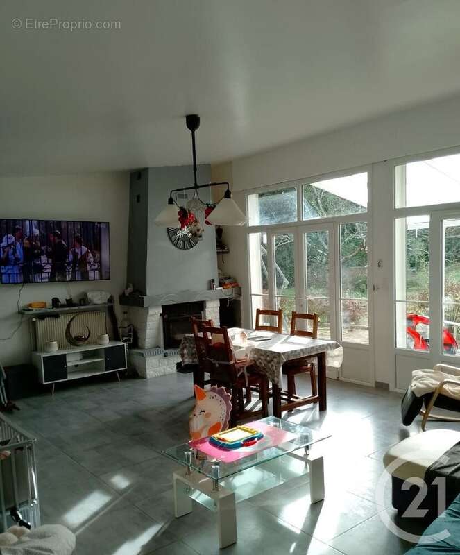 Maison à ESCOLIVES-SAINTE-CAMILLE