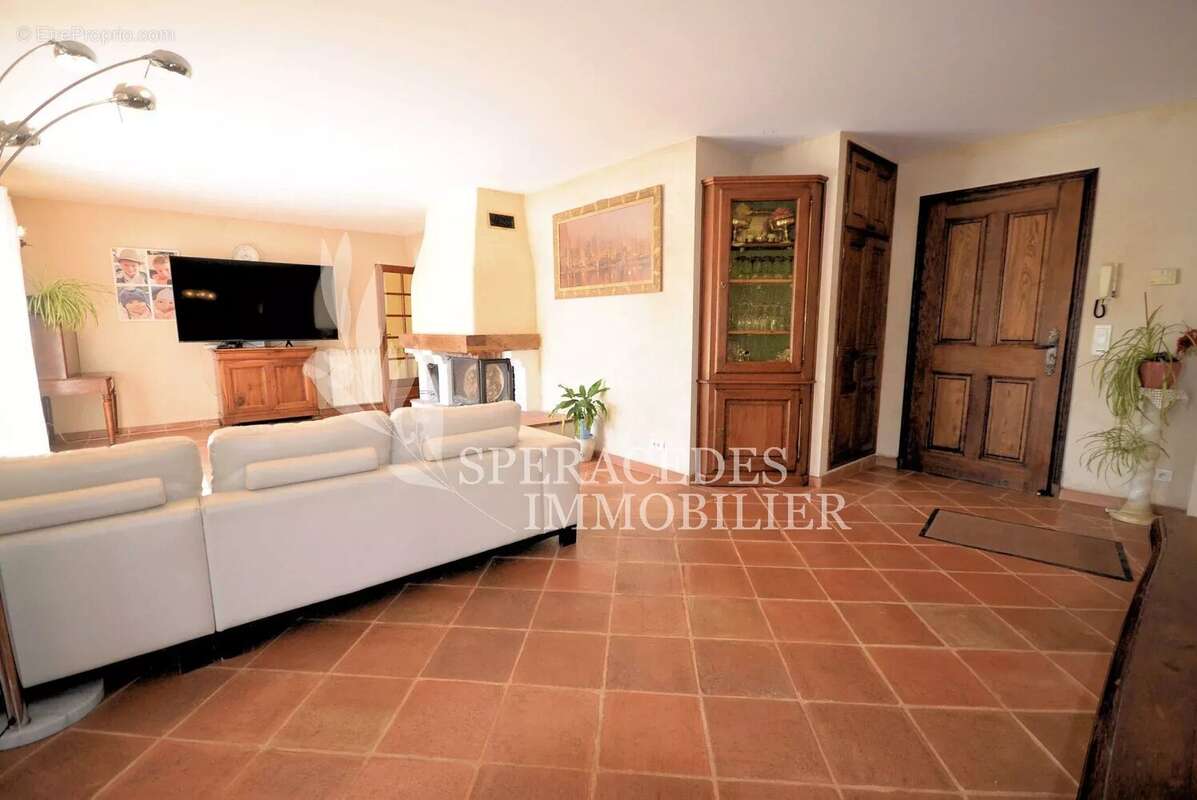 Maison à SAINT-CEZAIRE-SUR-SIAGNE