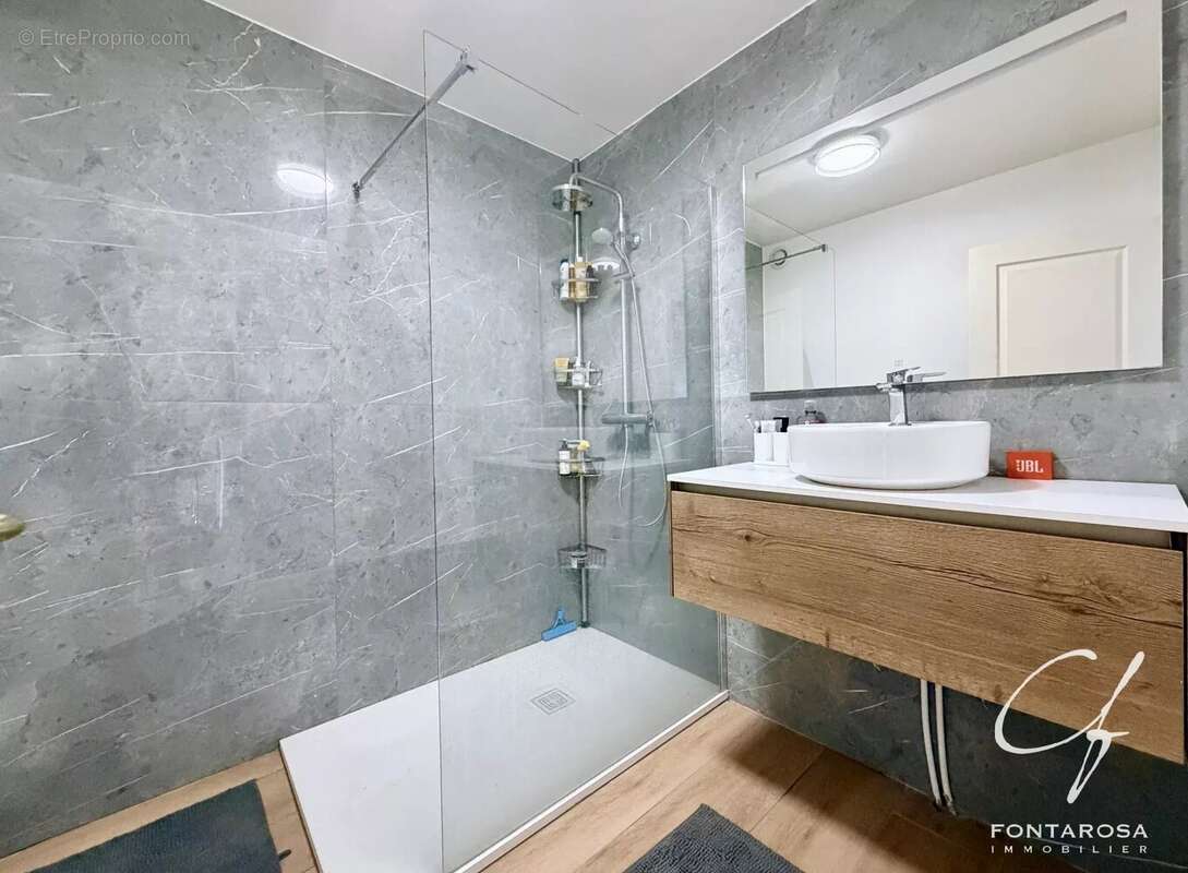 Saint-Raphaël – Appartement 2 pièces rénové avec terrasse, vue dégagée, parking et cave — vendu loué - photo 7