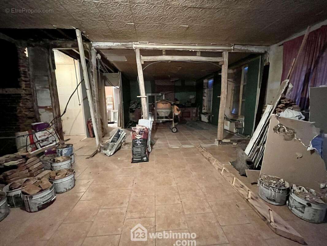 Vous bénéficiez d'un séjour spacieux de 58 m² - Maison à CHAOURSE