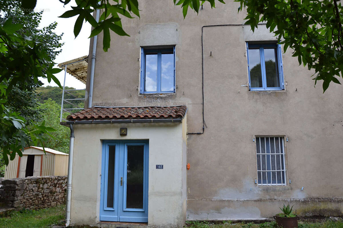 Courniou dans hameau maison T5 avec jardin terrasse garage et annexes - photo 2