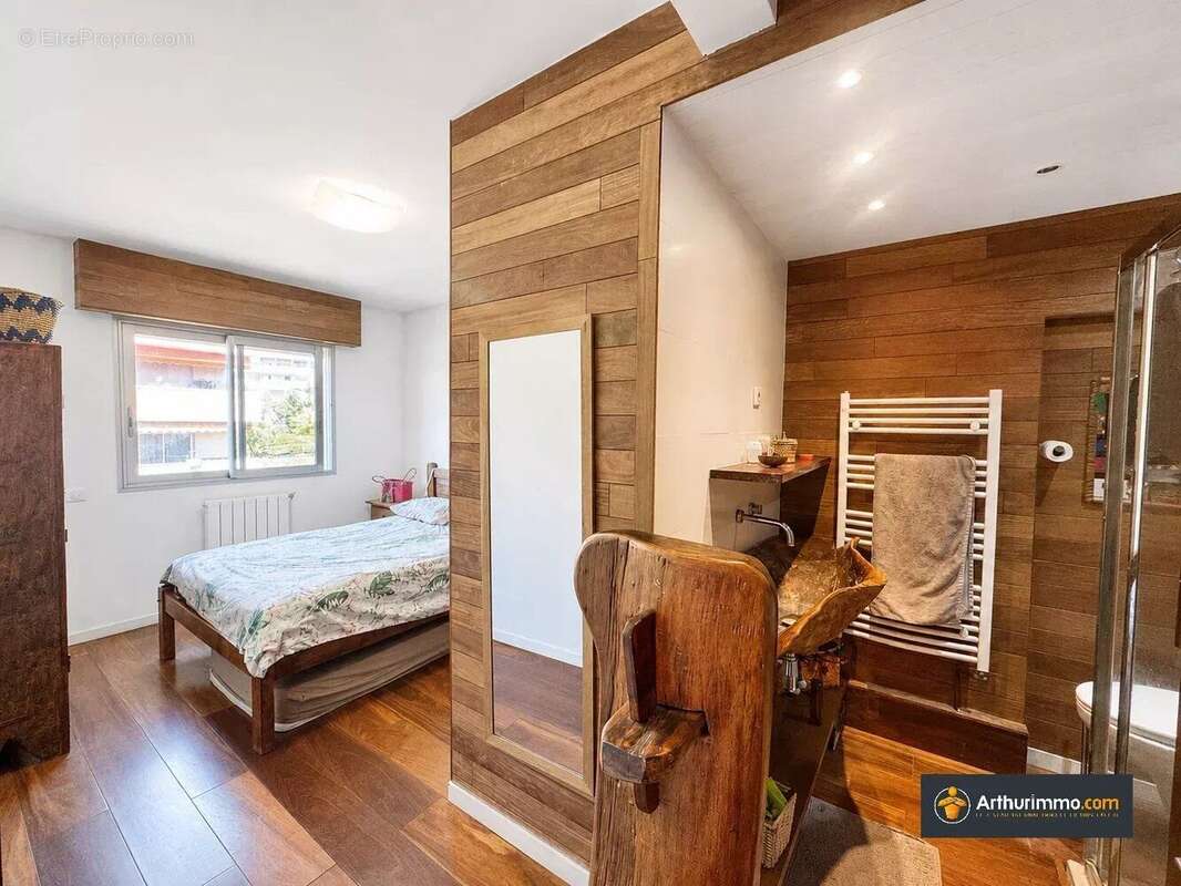 Appartement à SAINT-LAURENT-DU-VAR