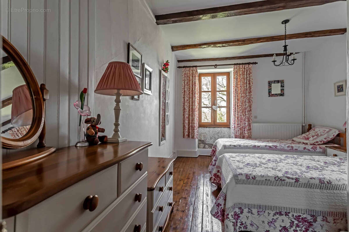 Maison de campagne avec piscine, dépendances, grange, terrain. - photo 25