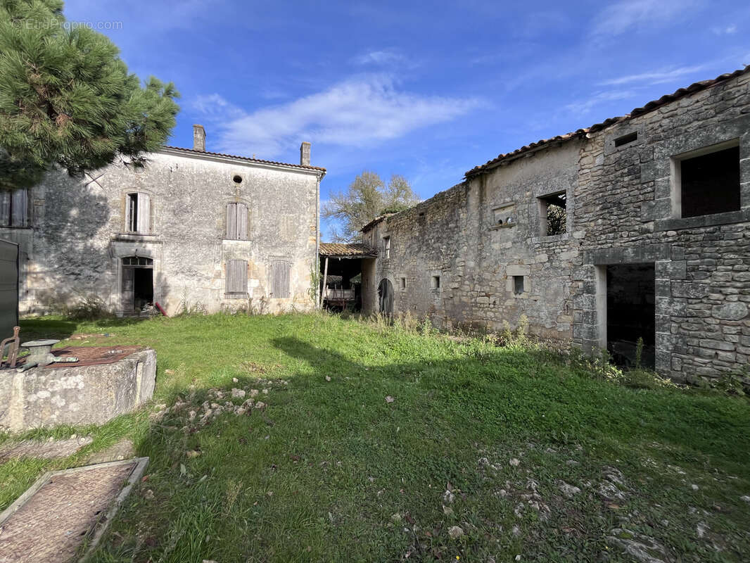 Maison à SAINT-SIGISMOND-DE-CLERMONT