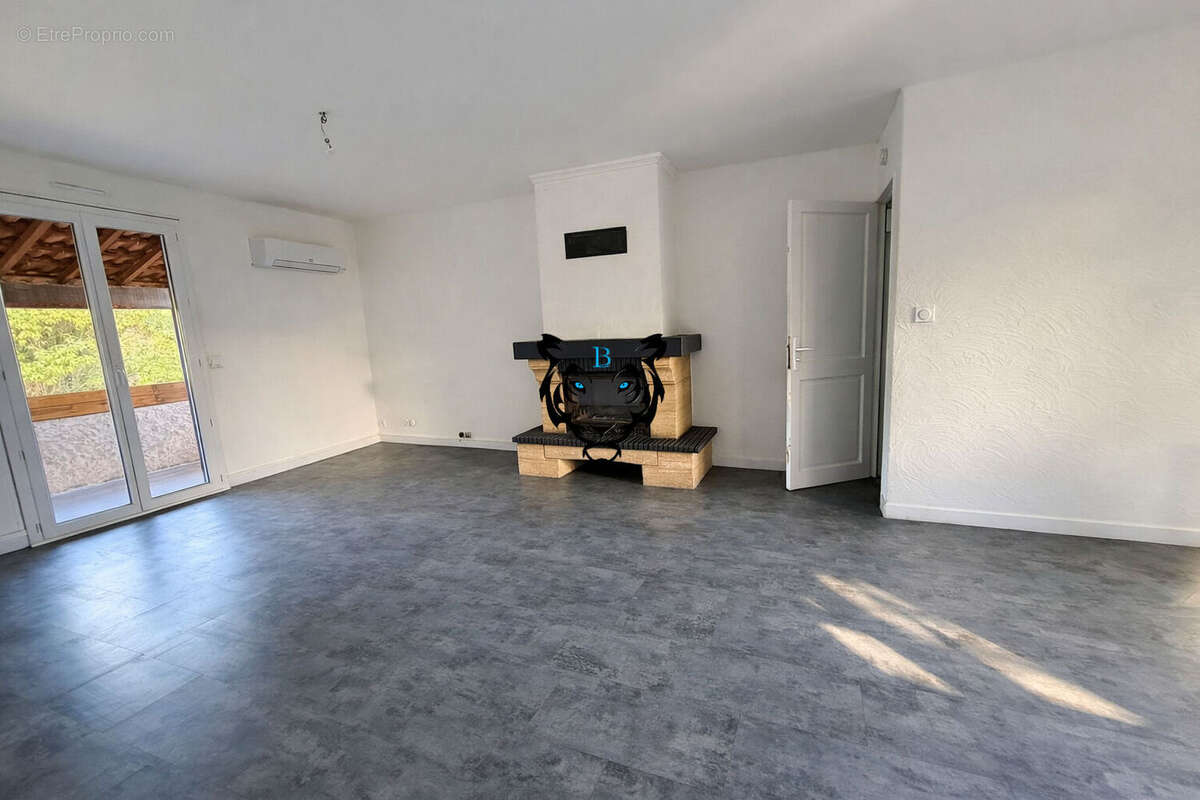 Maison à ROQUEBRUNE-SUR-ARGENS