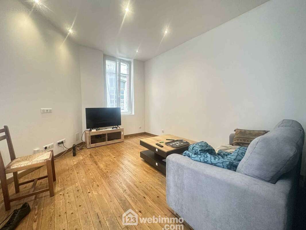 Le salon chaleureux, toutes les fenêtres sont en double vitrage - Appartement à LAON