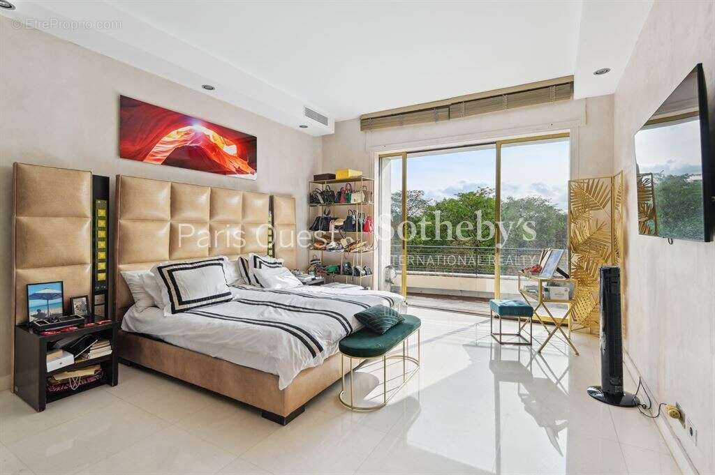 Appartement à NEUILLY-SUR-SEINE