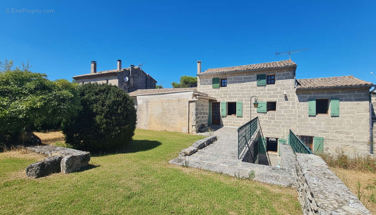 Maison de village en pierre offrant un beau potentiel d'aménagement -  118 m2 environ, de type P5 avec garage - photo 2