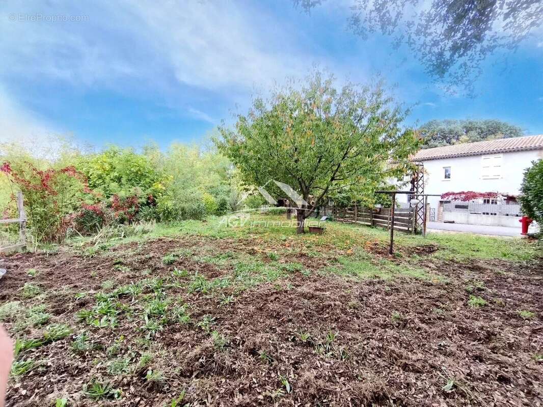 Maison à SAINT-JULIEN-LES-ROSIERS