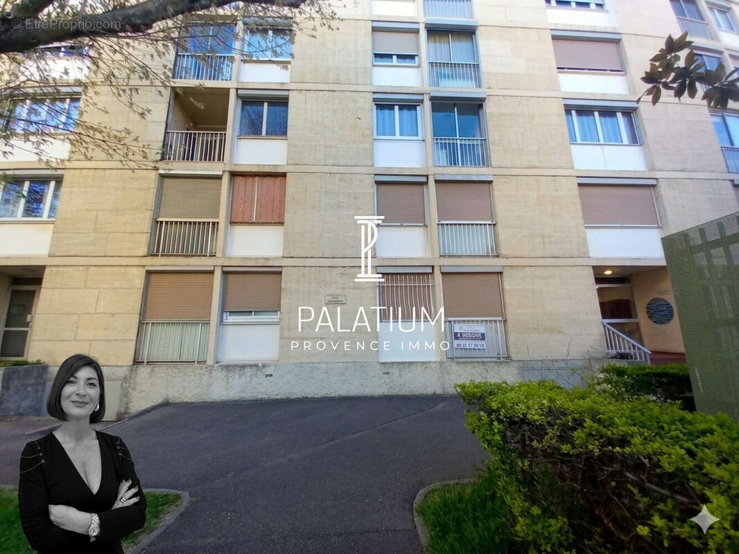 IMMEUBLE - Appartement à SALON-DE-PROVENCE