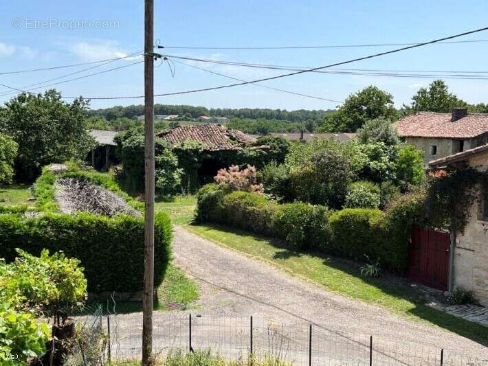 Jolie Maison de 3 Chambres avec Une Cour - photo 20