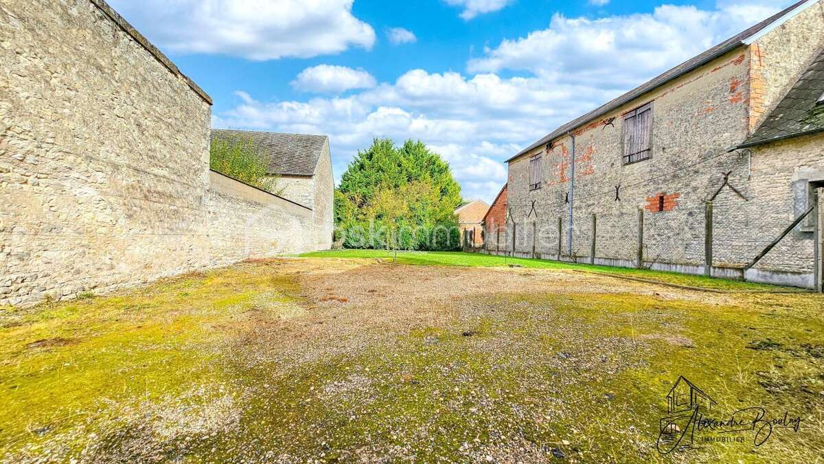 Maison en pierre à rénover – 141 m² – Dépendances – Terrain clos 645 m² - photo 18