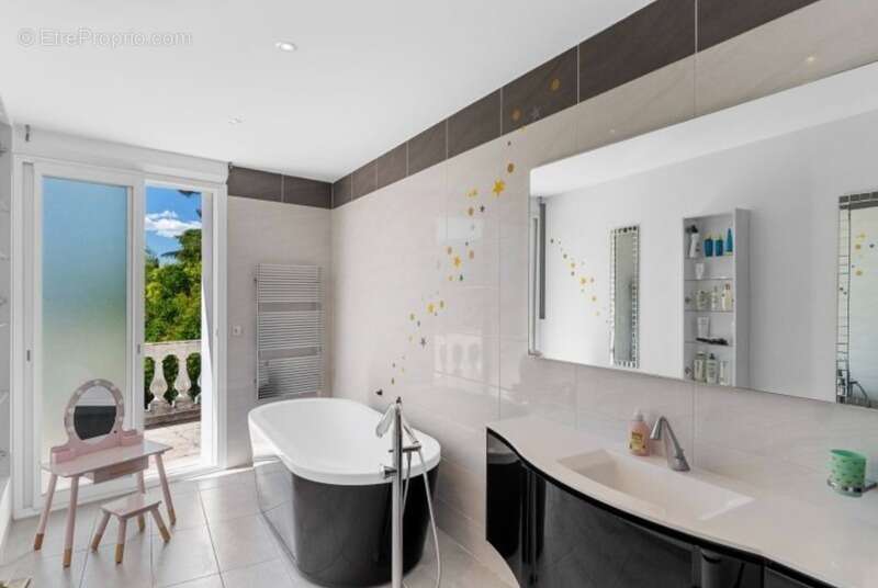 Maison à LA ROQUETTE-SUR-SIAGNE