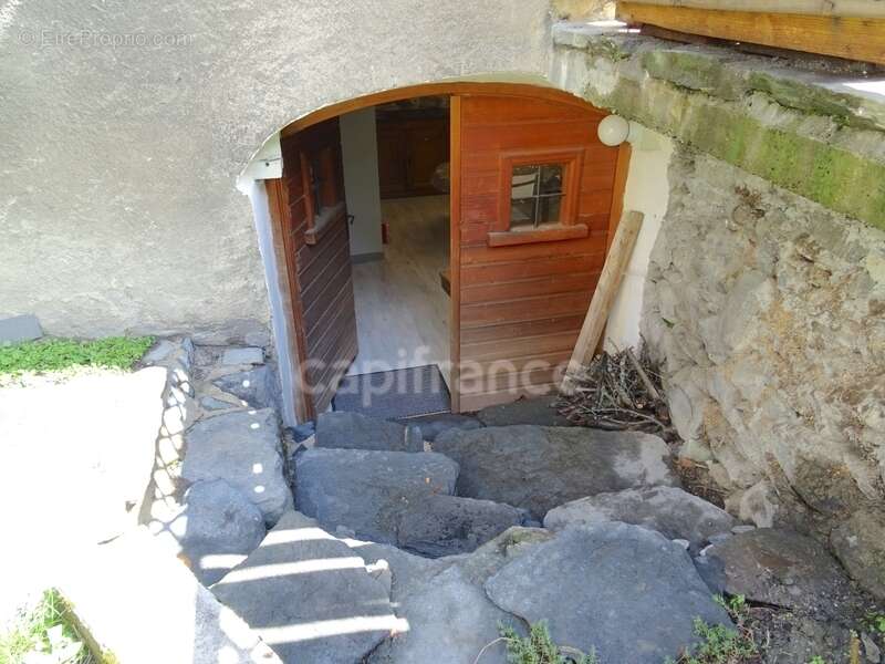 En Savoie (73), à vendre Vallée de La Maurienne, maison P8 rénovée, cave, voutes, terrain, combles, stations de ski, 3 vallées - photo 3
