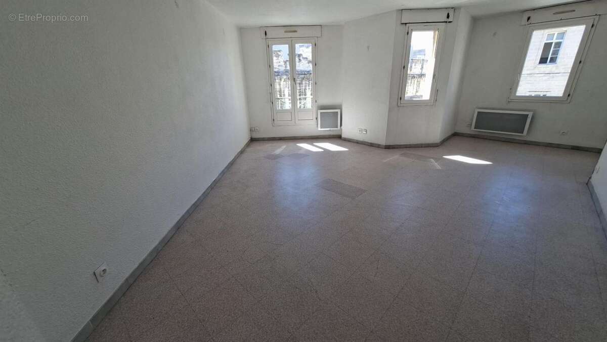 AVIGNON INTRA-MUROS – Appartement T3 lumineux de 73 m² avec vue sur les remparts - photo 3