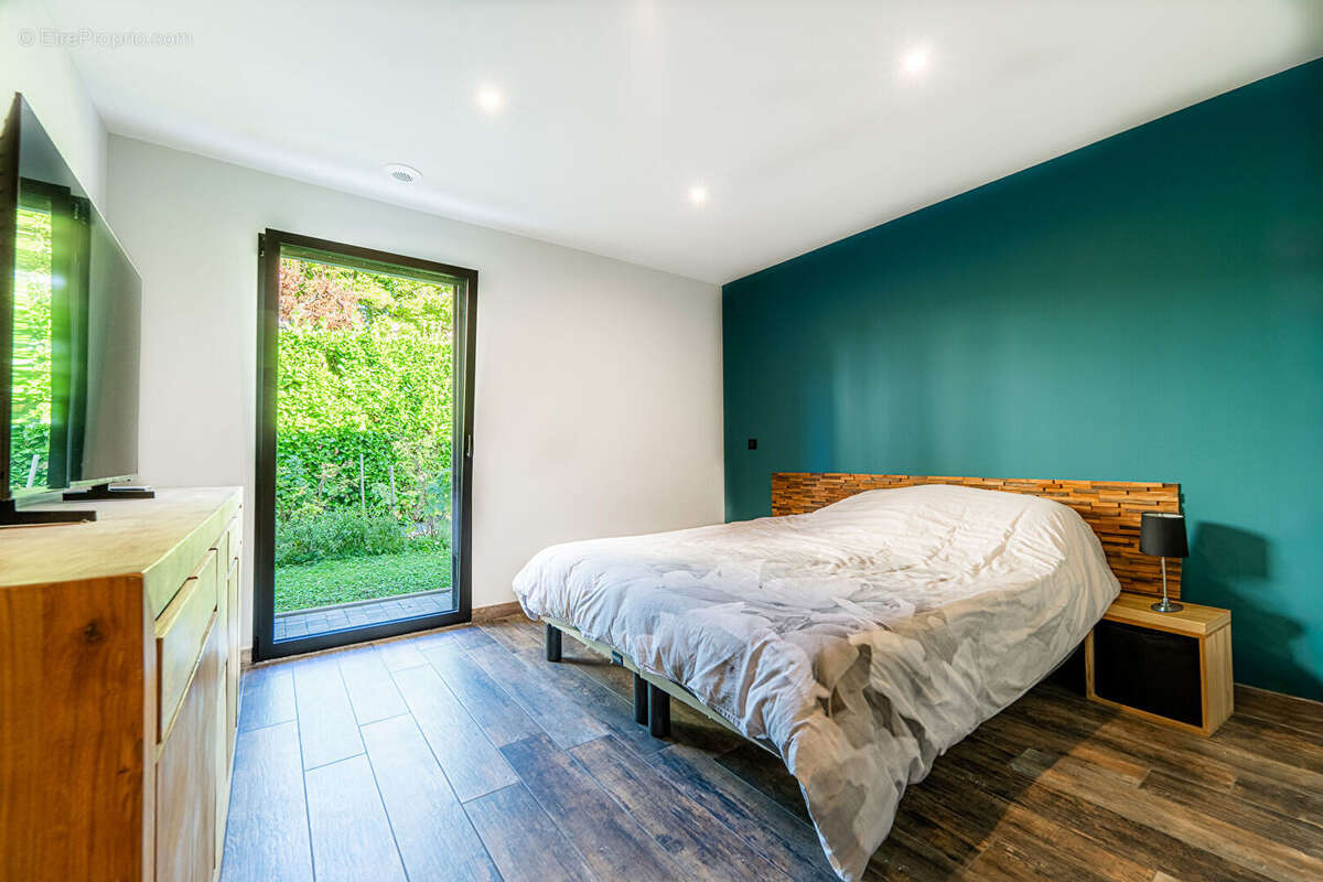 Villa contemporaine avec piscine intérieure et vue lac - photo 11
