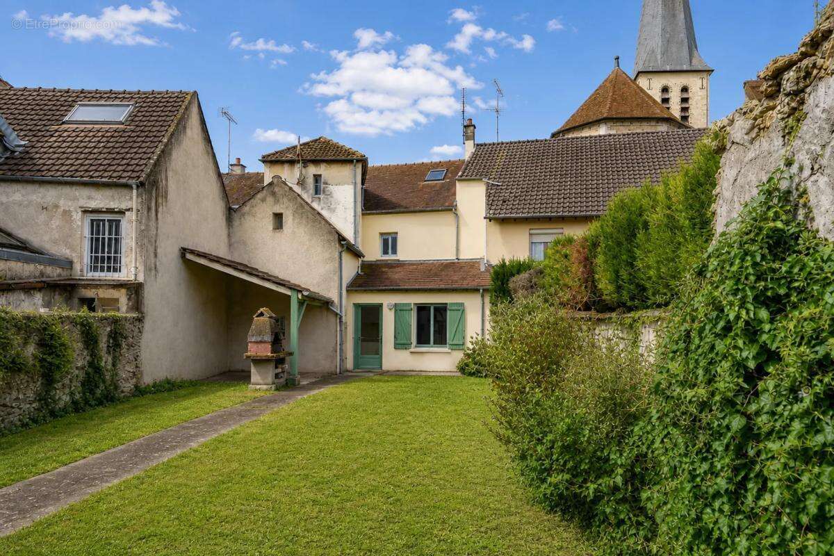Maison de caractère avec jardin - 112 m2 - Villeneuve-le-Comte - photo 13