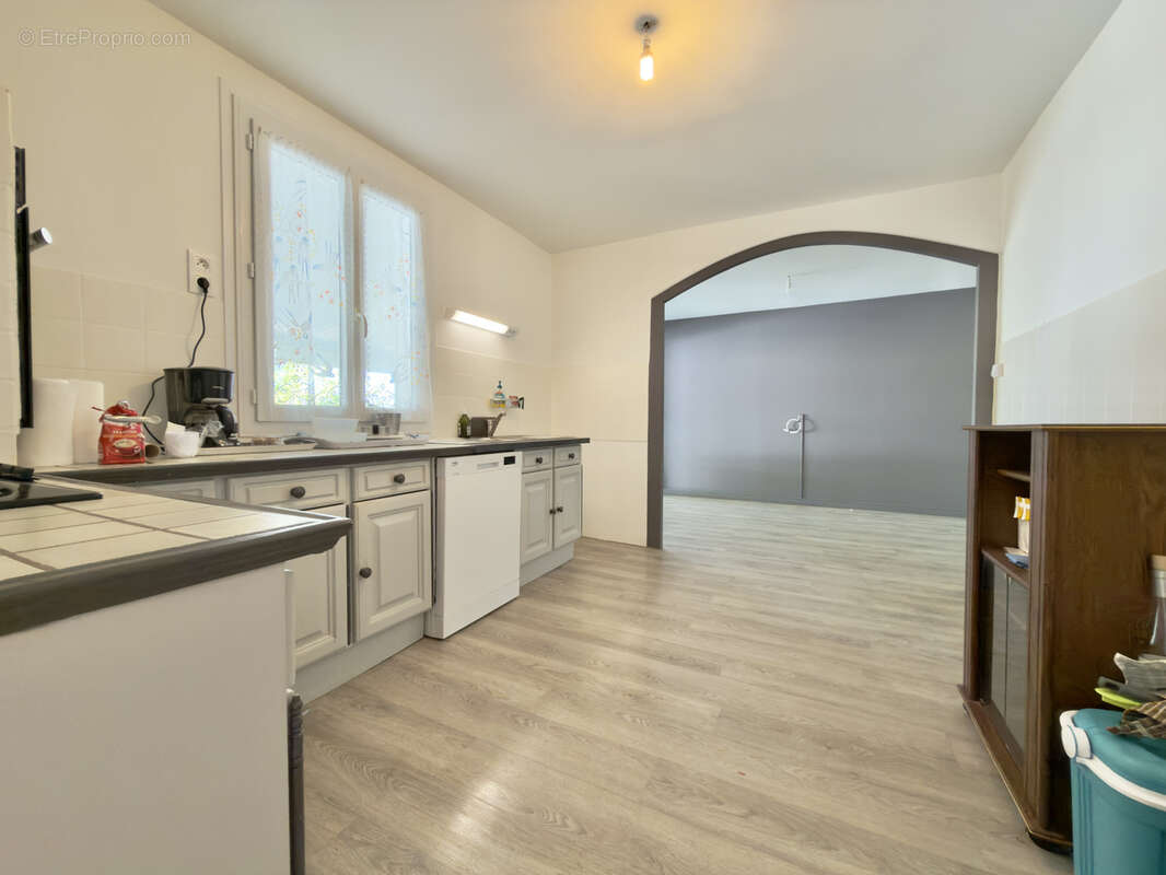 Maison de plain pied avec double garage et dépendance. - photo 9