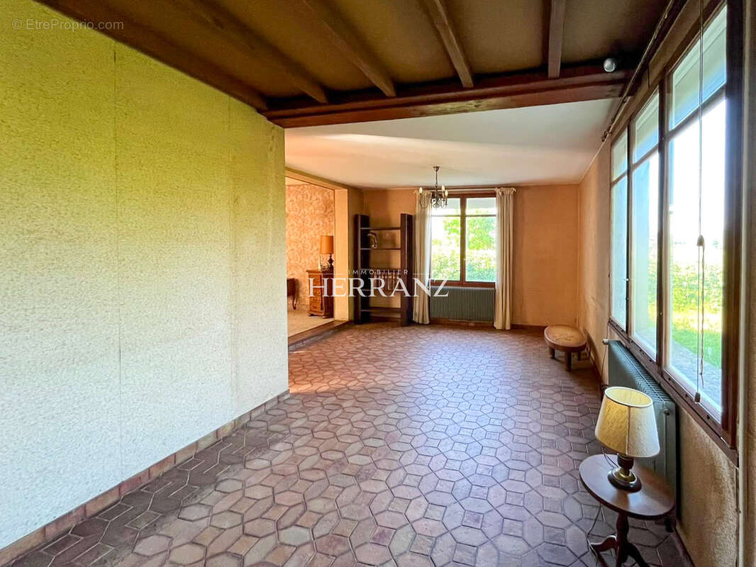 Maison des années 50 à rénover avec jardin et garage - photo 5