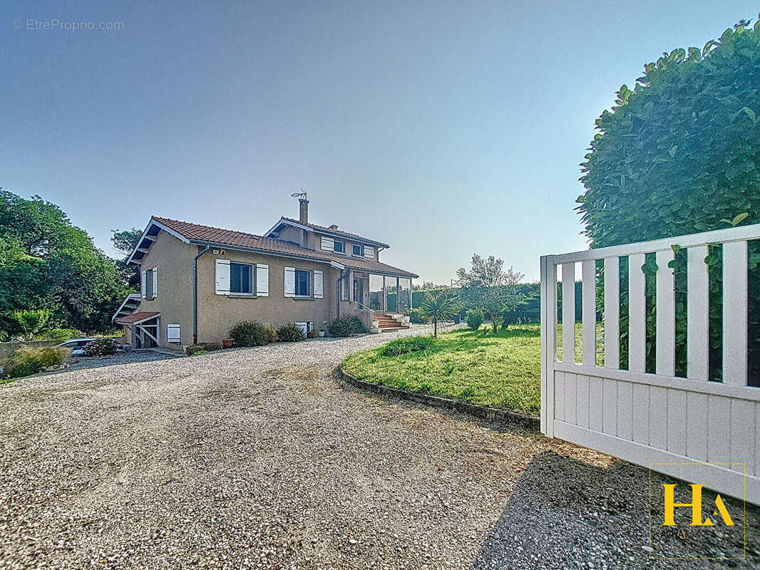 Maison à CHATEAUNEUF-SUR-ISERE