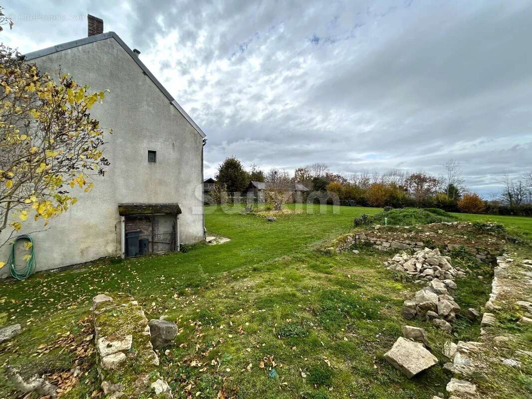Maison à QUARRE-LES-TOMBES