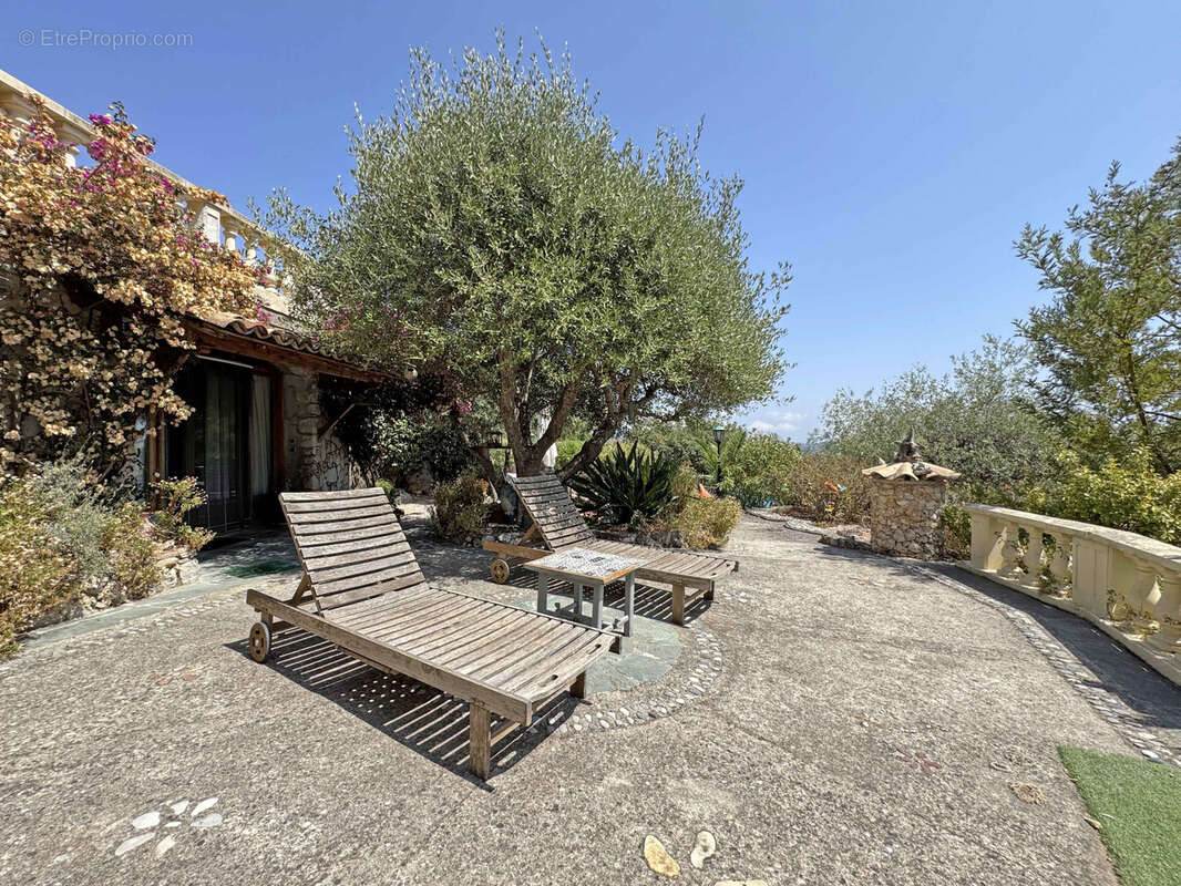 EXCLUSIVITE Gattières - Villa divisée en 3 appartements avec piscine et vue mer - photo 9