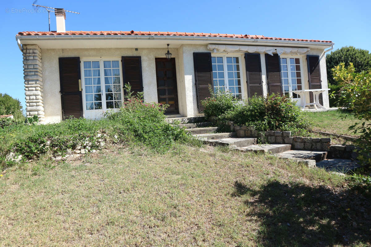 Belle maison de construction traditionnelle de 100 m2 sur un terrain clos de 1000 m2 . au centre de la jarrie. - photo 20