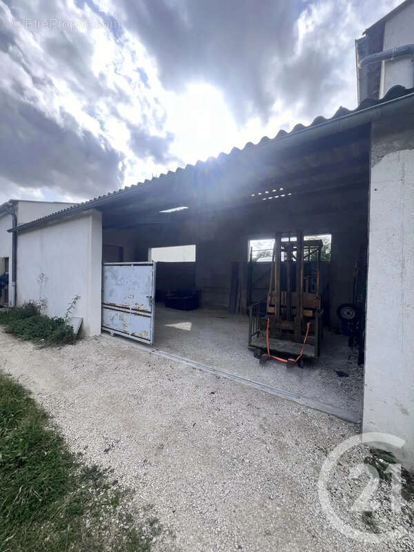 Parking à CHAMPS-SUR-YONNE