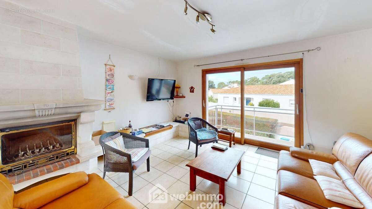 Avec une cheminée insert (avec diffusion dans les chambres) - Maison à LA TRANCHE-SUR-MER