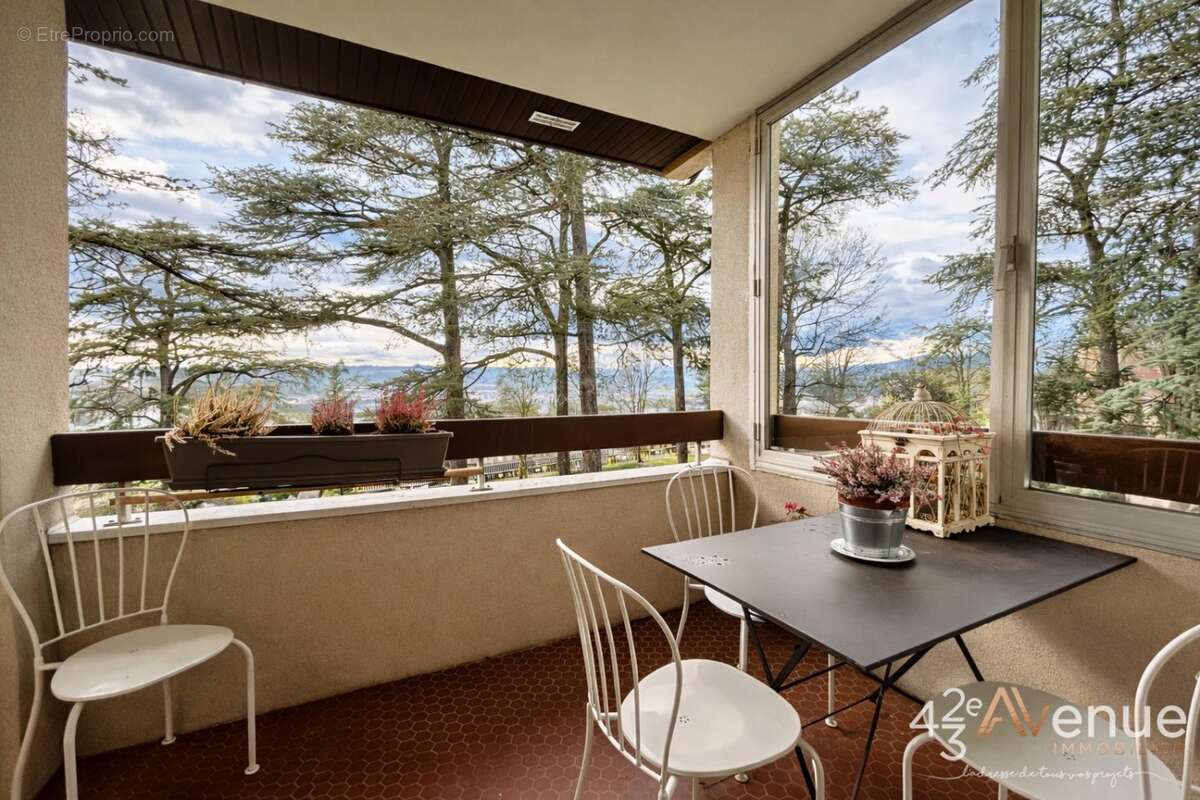 Appartement à SAINT-PRIEST-EN-JAREZ