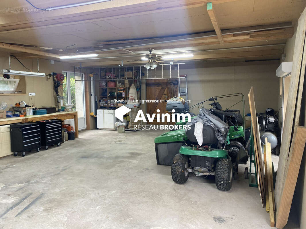 Commerce à NEUVILLE