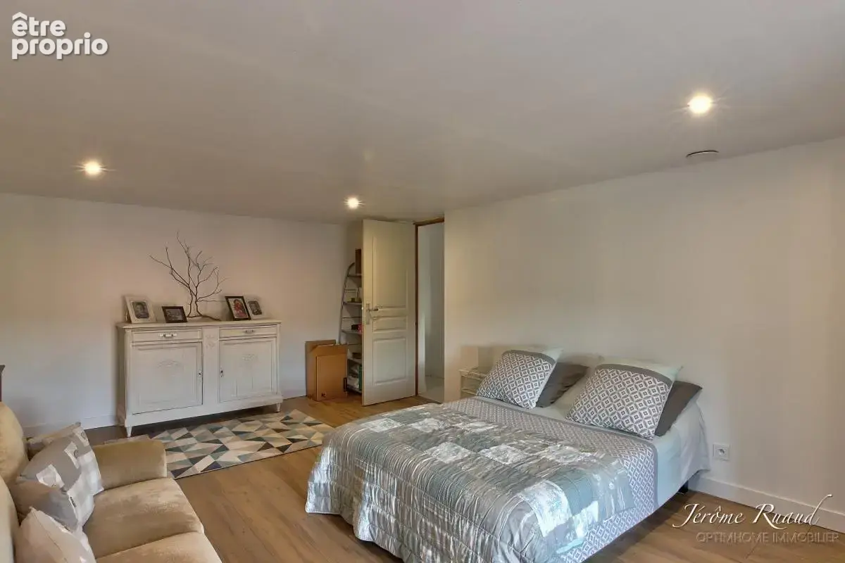  205 m² rénovés – 4 chambres + bureau – 4 523 m² de terrain, grange et garage - photo 11