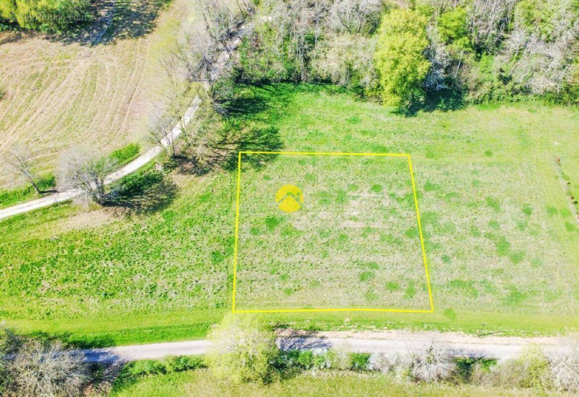 Terrain à SAINT-GEORGES-DE-MONTCLARD