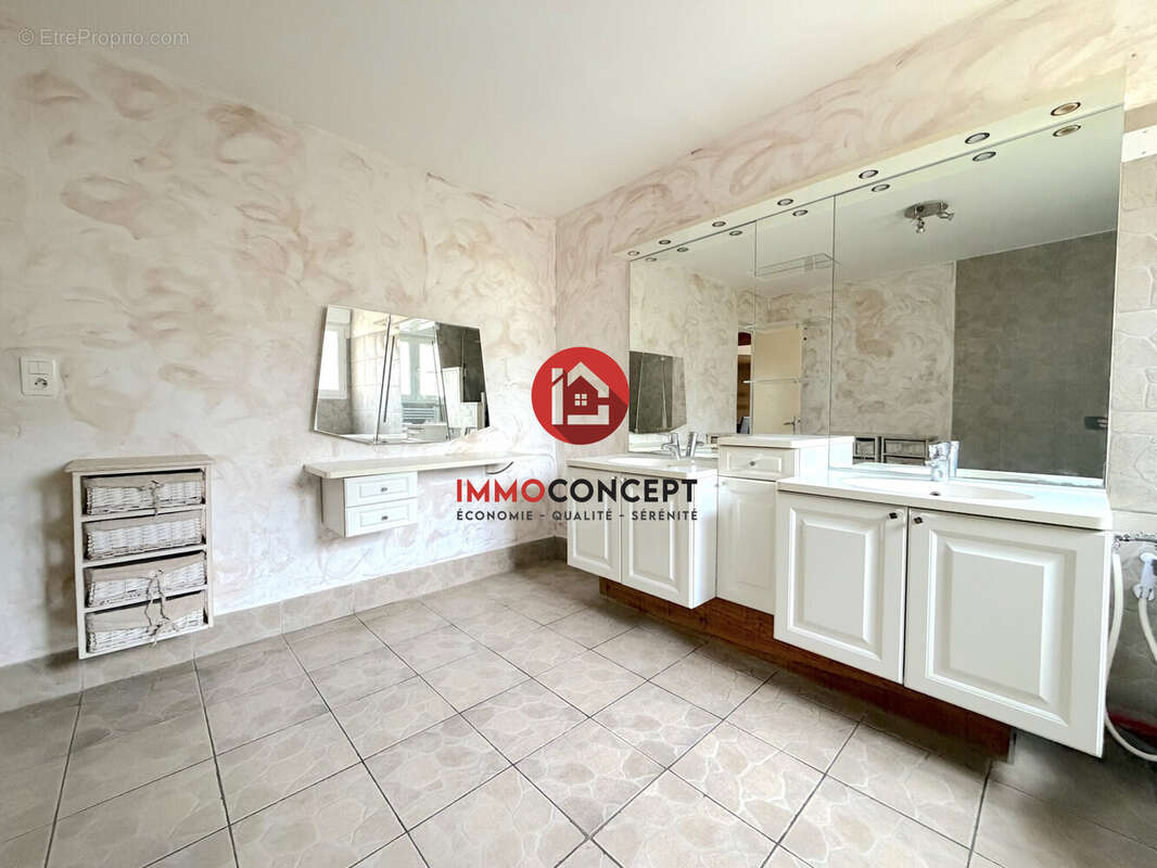 Maison à LAUDUN-L'ARDOISE