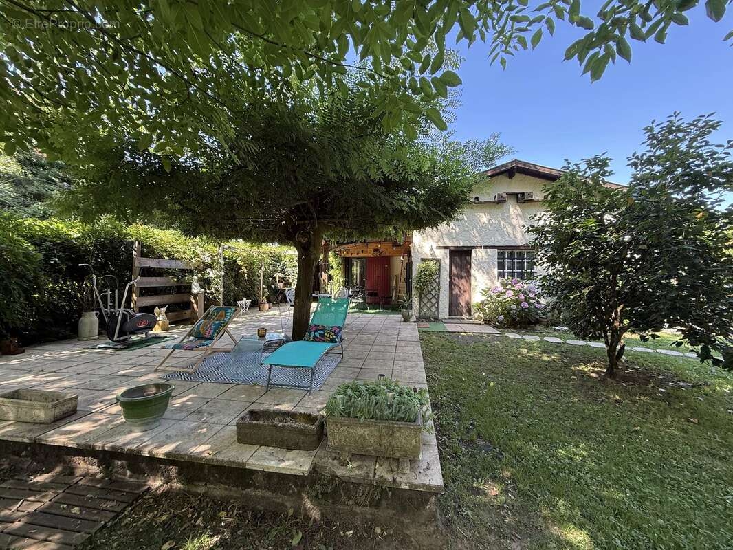 Maison à SAINT-SEURIN-DE-PRATS