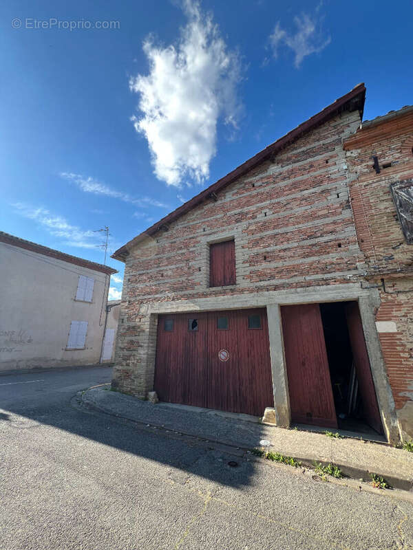 Parking à SAINT-SULPICE-SUR-LEZE