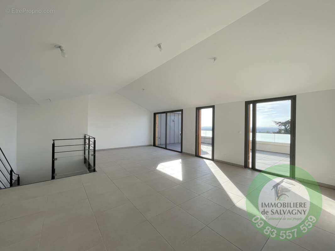 Appartement à LA TOUR-DE-SALVAGNY