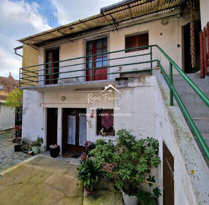 Immeuble de 210 m2 hab avec un local commercial - Appartement à LA ROCHE-POSAY