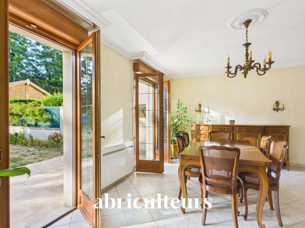 Maison familiale de 107m² avec terrasse et jardin - en vente à Versailles Porchefontaine (78000) - photo 4