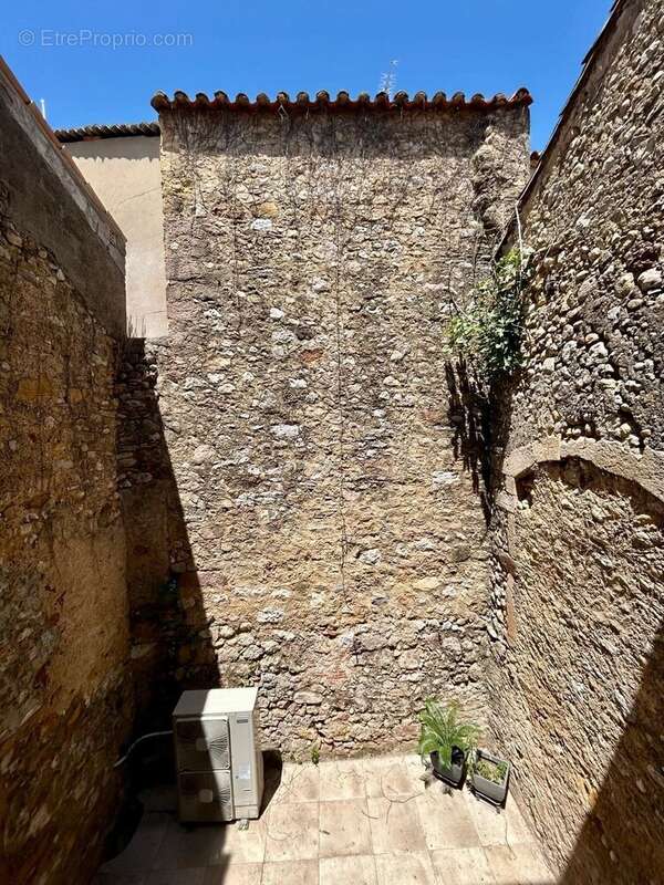 Maison à MONTOULIERS