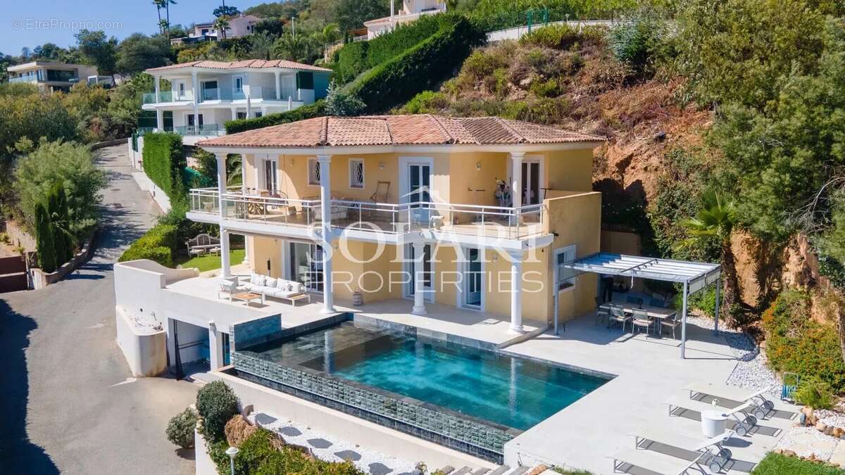 Villa avec piscine à débordement et vue panoramique sur la mer - photo 17