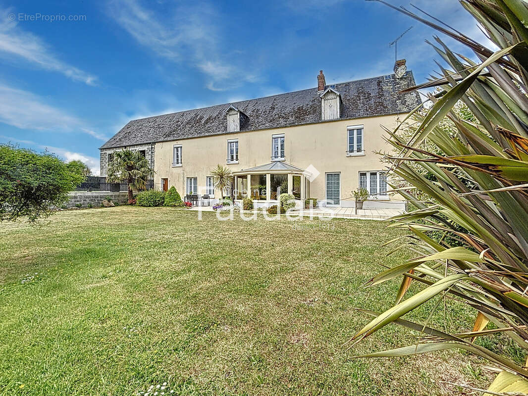 Maison à CONDE-SUR-VIRE