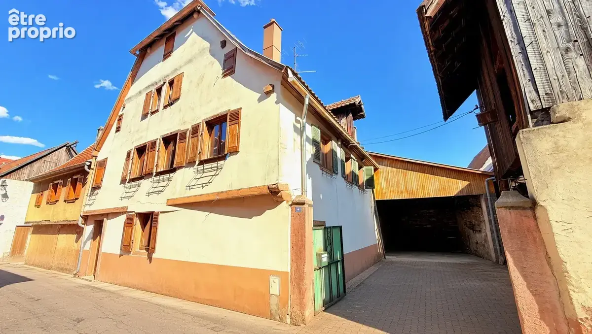 Maison de village à rénover avec cour, dépendance, garage et un beau potentiel au calme - photo 1
