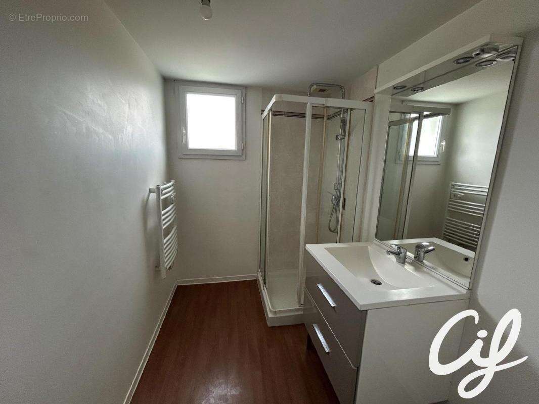 Appartement T3 Z.A.D., Z.I. Nord - 66.25 m2  149 000 Euros - photo 4