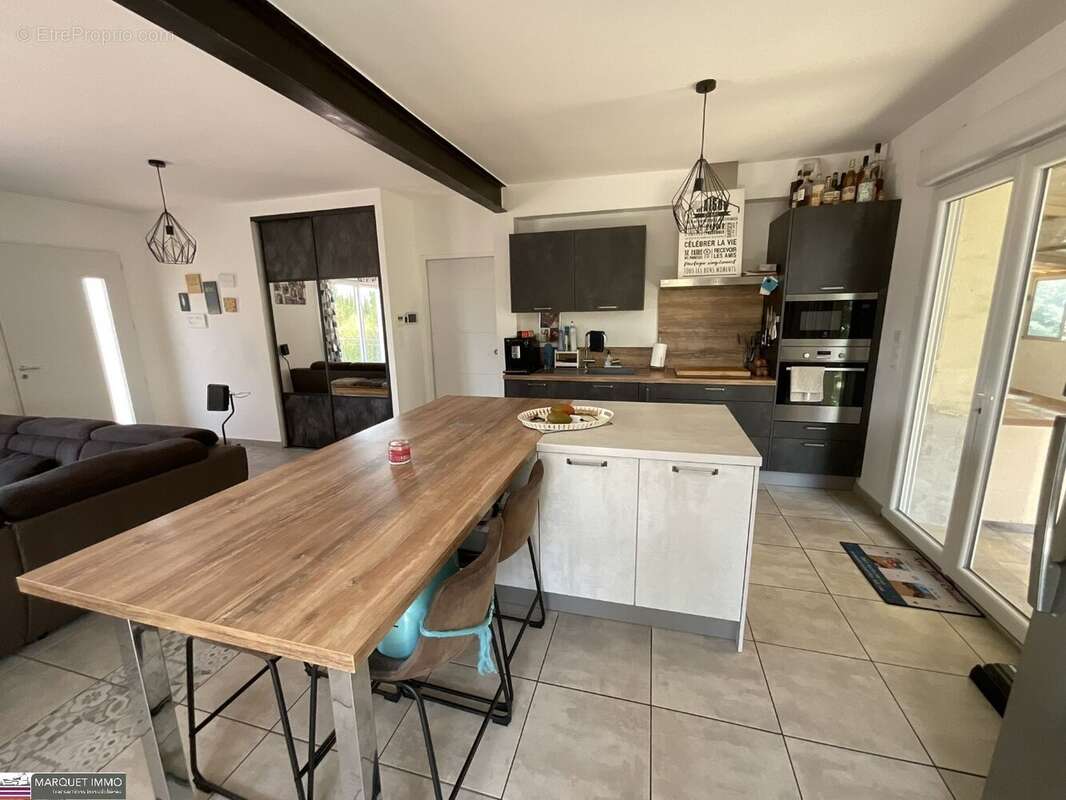 Beau potententiel !!! Pour cette lumineuse villa T4 offrant 92 m² + véranda de 37 m² + apt T2 de 50 m²  4 faces sur 1 069 m² ave - photo 14