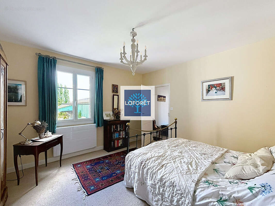 Maison à BUSSAC-FORET