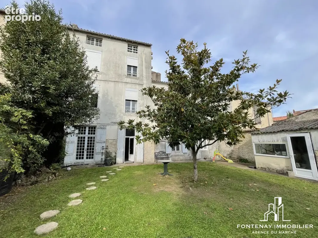 Maison 9 pièces 299 m² à vendre à Fontenay-Le-Comte (85200) - photo 3