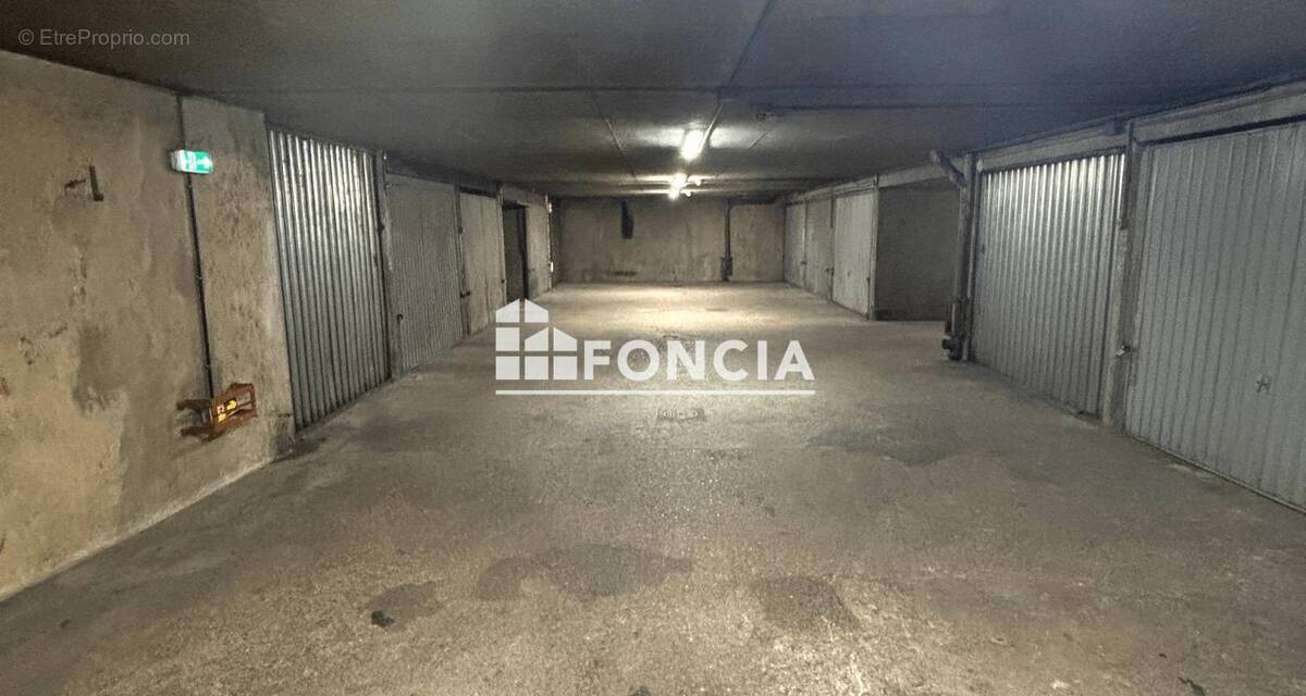 Parking à PARIS-18E